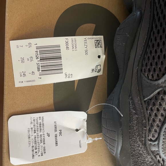 Mens Adidas x Yeezy 500 in Utility Black, size 7 AUTHENTIC - Picture 5 of 9